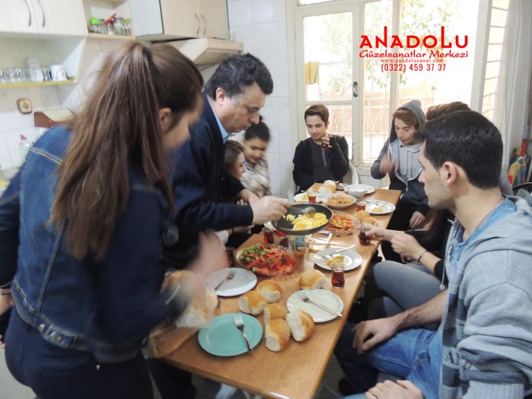 Anadolu Güzel Sanatlarda Kahvaltı Yaparken Ankara