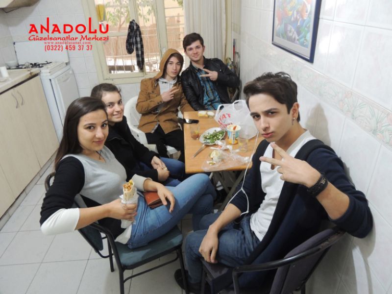 Güzel Sanatlar Öğrencisi Kantinde Oturuyorlar Ankara